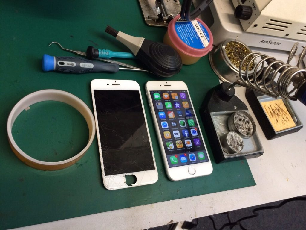 replacing the LCD of a mobile phone